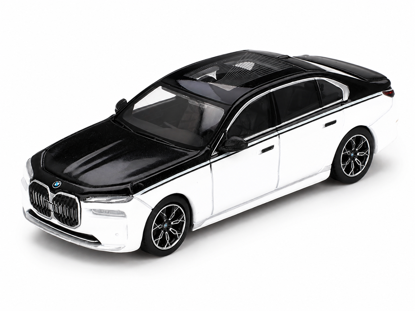 Mini GT 1:64 BMW i7 xDrive60 Alpine White / Black Sapphire