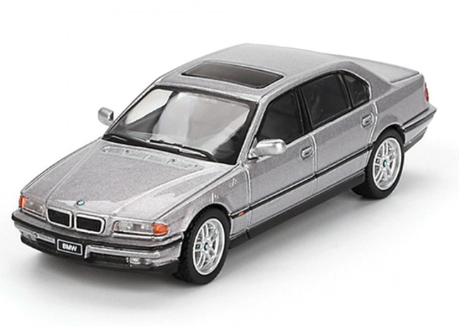 Mini GT 1:64 BMW 750iL - Aspen Silver Metallic