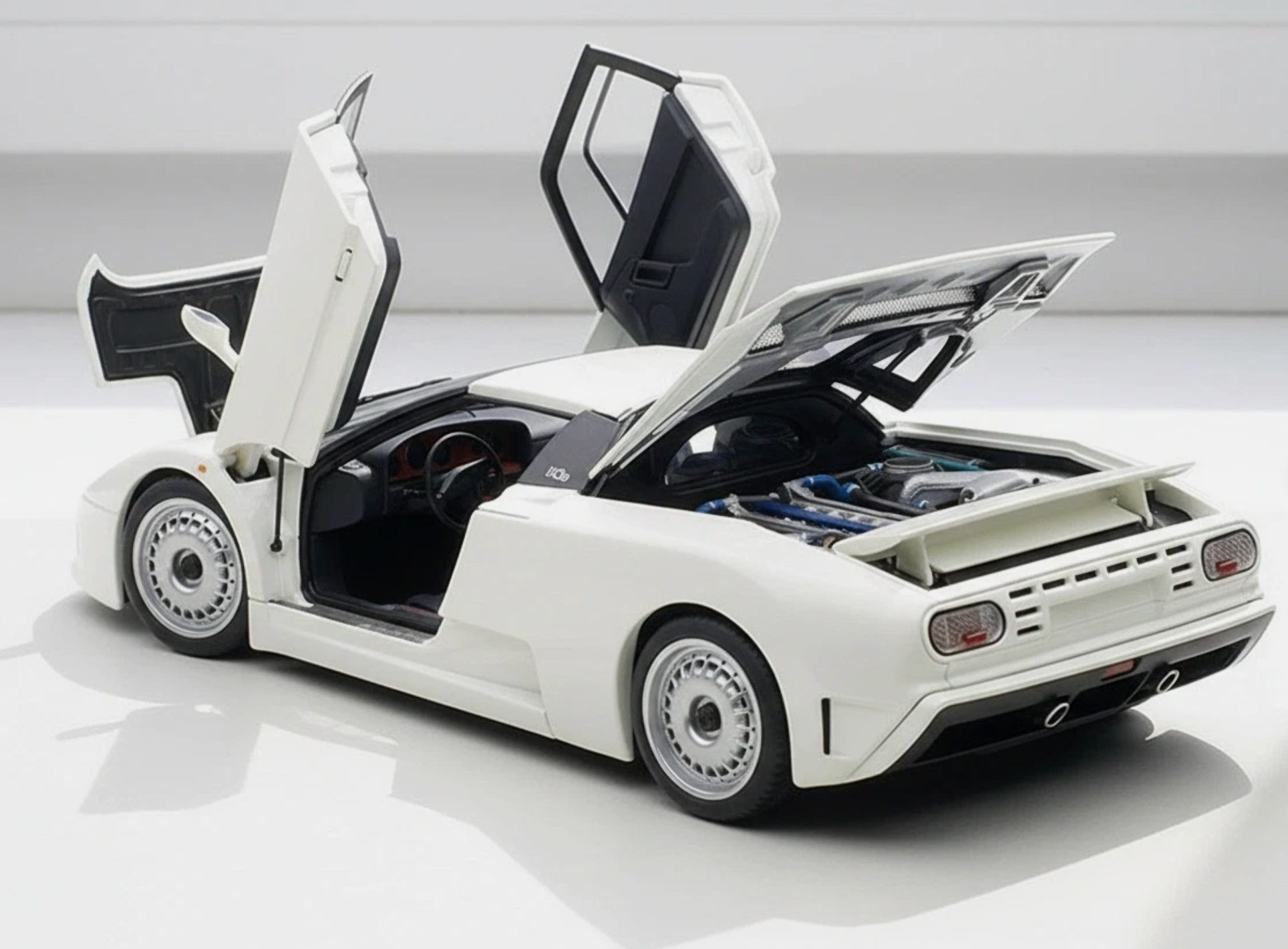 BUGATTI EB110 GT WHITE 1/18 AUTOART SIGNATURE SERIES - 70978