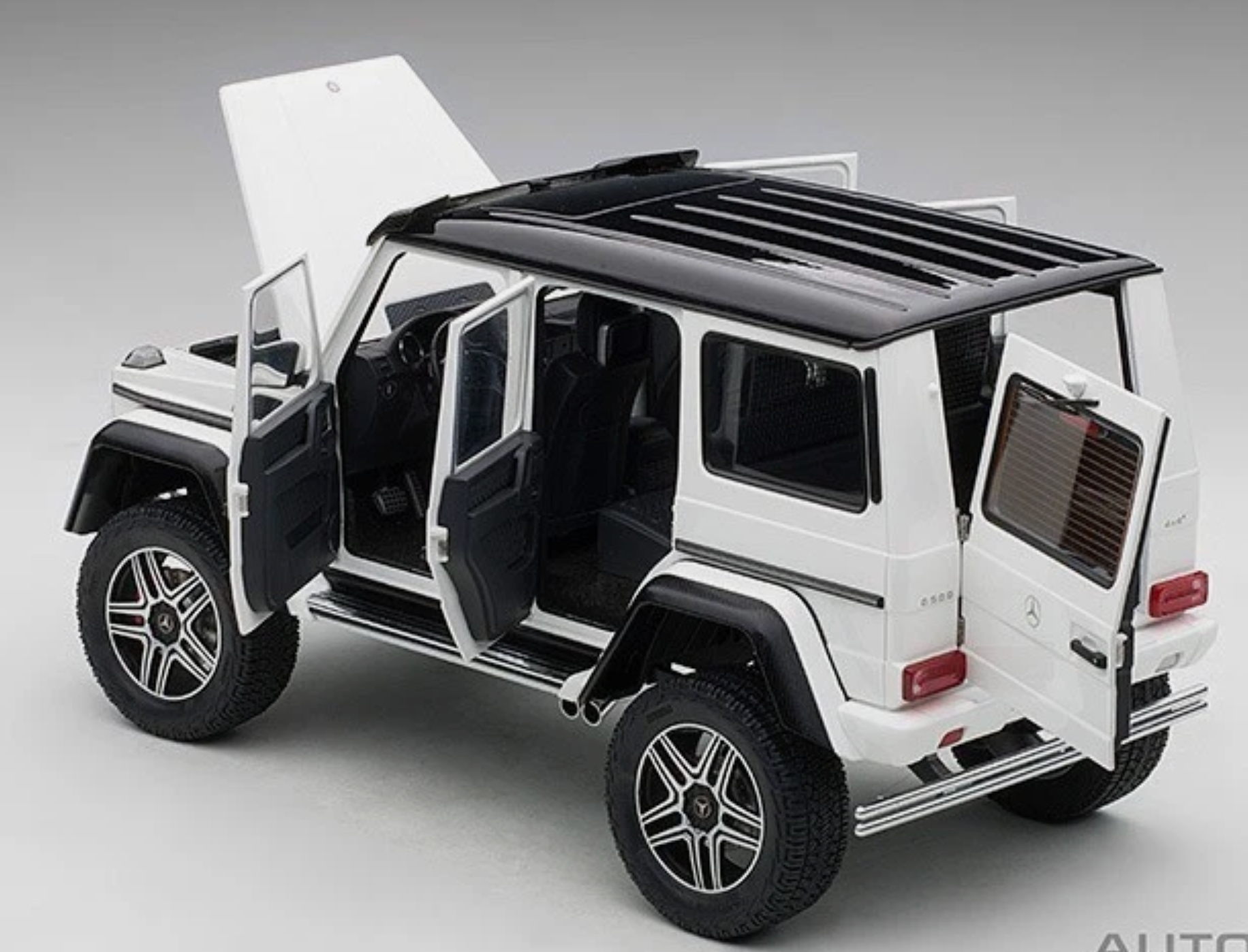 Share MERCEDES G500 4X4² WHITE 1/18 AUTOART G WAGON - 76316